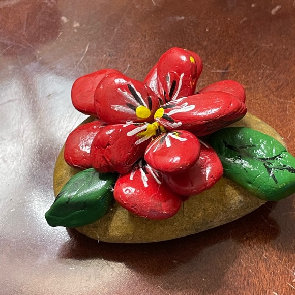 Hand crafted painted natural rock red flower green leaves 4x3 inches poinsettia - Picture 9 of 12